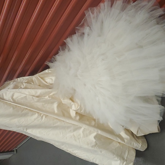 Vera Wang Dutchesse Wedding Dress size 8 Ivory Silk strapless Ball gown #2 - Picture 4 of 17